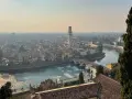 Vista panoramica di Verona con l'Adige e Ponte Pietra. Perfetto per scoprire cosa vedere a Verona in due giorni.