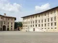 La Piazza dei Cavalieri a Pisa, con i suoi palazzi storici e la scalinata monumentale, è un luogo di grande fascino.