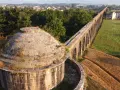 Acquedotto del Nottolini, un luogo suggestivo tra le cose da fare a Lucca. Un'antica struttura che si estende tra verde e campi.