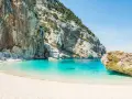 Una delle 10 spiagge più belle d'Italia: sabbia bianca, acque cristalline e imponenti scogliere.