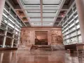 L'Ara Pacis, un capolavoro di scultura romana, risplende sotto la luce moderna di un museo.