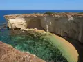 La spiaggia della Pillirina, con le sue acque cristalline e le suggestive grotte scavate nella roccia calcarea, offre uno scenario naturale mozzafiato.