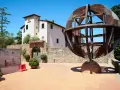 Un'installazione ispirata a Leonardo da Vinci, con un grande modello di macchina e un pannello esplicativo, tra le cose da vedere a Vinci.