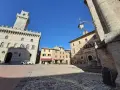 La piazza grande di Montepulciano, con il suo imponente palazzo comunale e la torre dell'orologio, invita a una passeggiata tra botteghe e caffè.