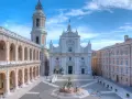 Piazza del Santuario di Loreto, con la Basilica e il Palazzo Apostolico. Un luogo di fede e arte, meta di pellegrinaggi alla Madonna di Loreto.