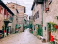 Un vicolo suggestivo ad Abbadia San Salvatore, con case in pietra e decorazioni natalizie. Scopri cosa vedere in questo borgo incantevole.