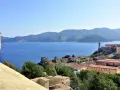 Panoramica di Portoferraio centro storico cosa vedere: fortezze, mare blu e colline verdi.
