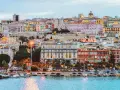 Vista del porto di Cagliari con edifici colorati e palme. Perfetto per scoprire cosa fare a Cagliari.