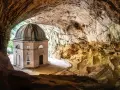 Il **Tempio del Valadier**, un'architettura neoclassica con cupola, sorge maestoso all'interno di una grotta naturale, creando un contrasto suggestivo tra natura e opera umana.