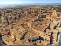Vista dall'alto di Siena, con la Torre del Mangia che domina il panorama, evocando la sua leggenda.
