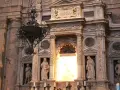 Interno della chiesa di San Biagio (Montepulciano): statue, affreschi e un lampadario in ferro battuto.