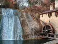 Cascata e antico molinetto della Croda, con la ruota in legno che gira grazie all'acqua.