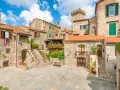 Un borgo medievale con case in pietra e torri, un luogo incantevole da scoprire tra le cose da vedere vicino Capalbio.