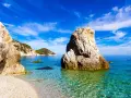 Scogliere bianche e mare cristallino, un angolo di paradiso che sembra un sogno, quasi un mare vicino Firenze per la sua bellezza inaspettata.
