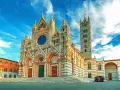 Magnifico Duomo di Siena, un capolavoro gotico. L'ingresso gratuito ti invita a scoprire la sua bellezza.