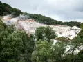 Fumarole e rocce bianche a Monterotondo Marittimo, un paesaggio unico da scoprire.