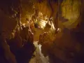 Interno della grotta Maona a Montecatini, con stalattiti e stalagmiti illuminate.