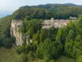 Il Santuario di La Verna, arroccato su uno sperone roccioso, domina la foresta circostante.