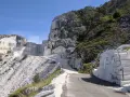 Una cava di marmo con un imponente passo del vestito di blocchi di pietra bianca.