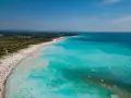 Le spiagge bianche di Rosignano, con acque turchesi cristalline e bagnanti che si godono il sole.