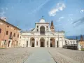Piazza antistante la Basilica di San Benedetto Po, con la sua imponente facciata e il campanile.