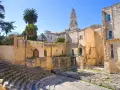 Antico anfiteatro romano e campanile a Lecce. Un luogo da scoprire per capire cosa vedere a Lecce.