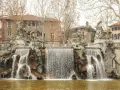 Fontana monumentale nel Parco del Valentino, con statue e cascate d'acqua che scendono su rocce scultoree.