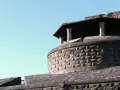 La fortezza da basso, con la sua muratura bugnata e il tetto spiovente sorretto da colonne, si staglia contro il cielo azzurro.