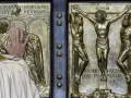 Mano che tocca la porta santa San Pietro, con scene della crocifissione e del rinnegamento di Pietro.