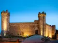 La Fortezza di Montalcino, illuminata di sera, è un luogo imperdibile da vedere.