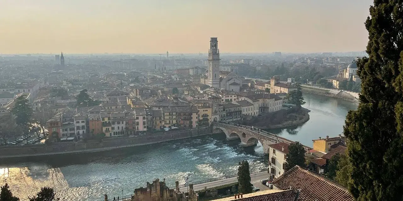 Vista panoramica di Verona con l'Adige e Ponte Pietra. Perfetto per scoprire cosa vedere a Verona in due giorni.