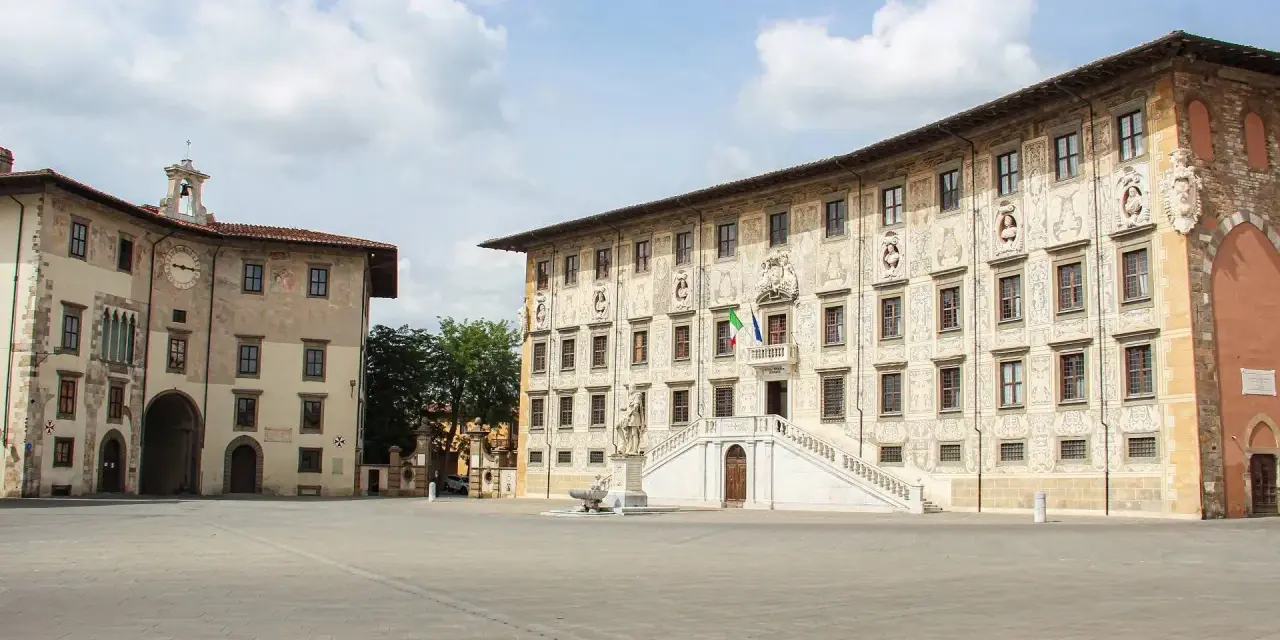 La Piazza dei Cavalieri a Pisa, con i suoi palazzi storici e la scalinata monumentale, è un luogo di grande fascino.