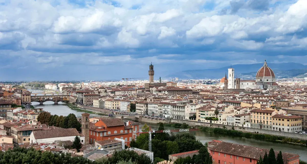 Panoramica di Firenze con Ponte Vecchio e Duomo, ideale per un itinerario firenze 1 giorno.