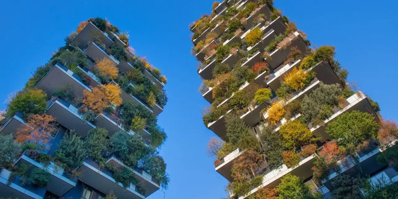 Bosco Verticale, un'idea di cosa fare a Milano: grattacieli ricoperti di alberi e piante che cambiano colore con le stagioni.