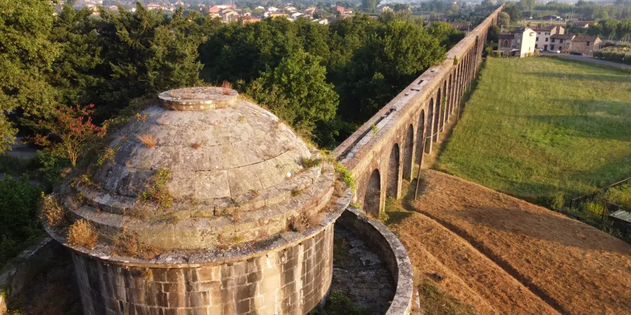Acquedotto del Nottolini, un luogo suggestivo tra le cose da fare a Lucca. Un'antica struttura che si estende tra verde e campi.