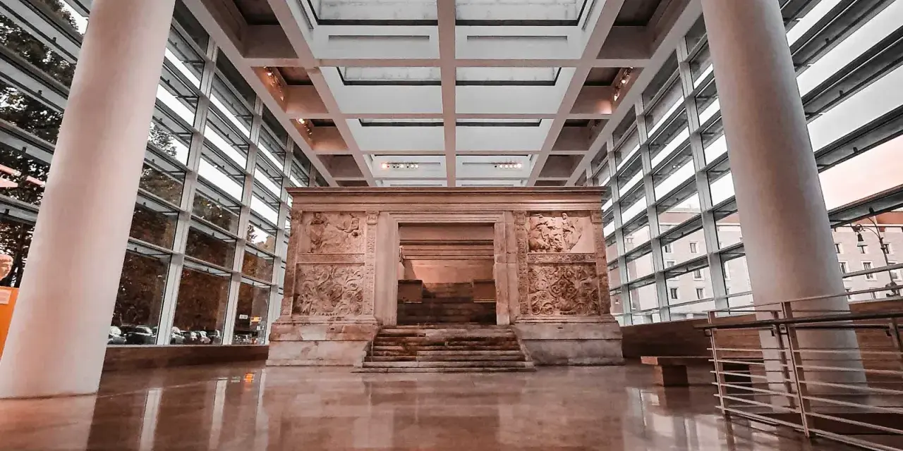 L'Ara Pacis, un capolavoro di scultura romana, risplende sotto la luce moderna di un museo.
