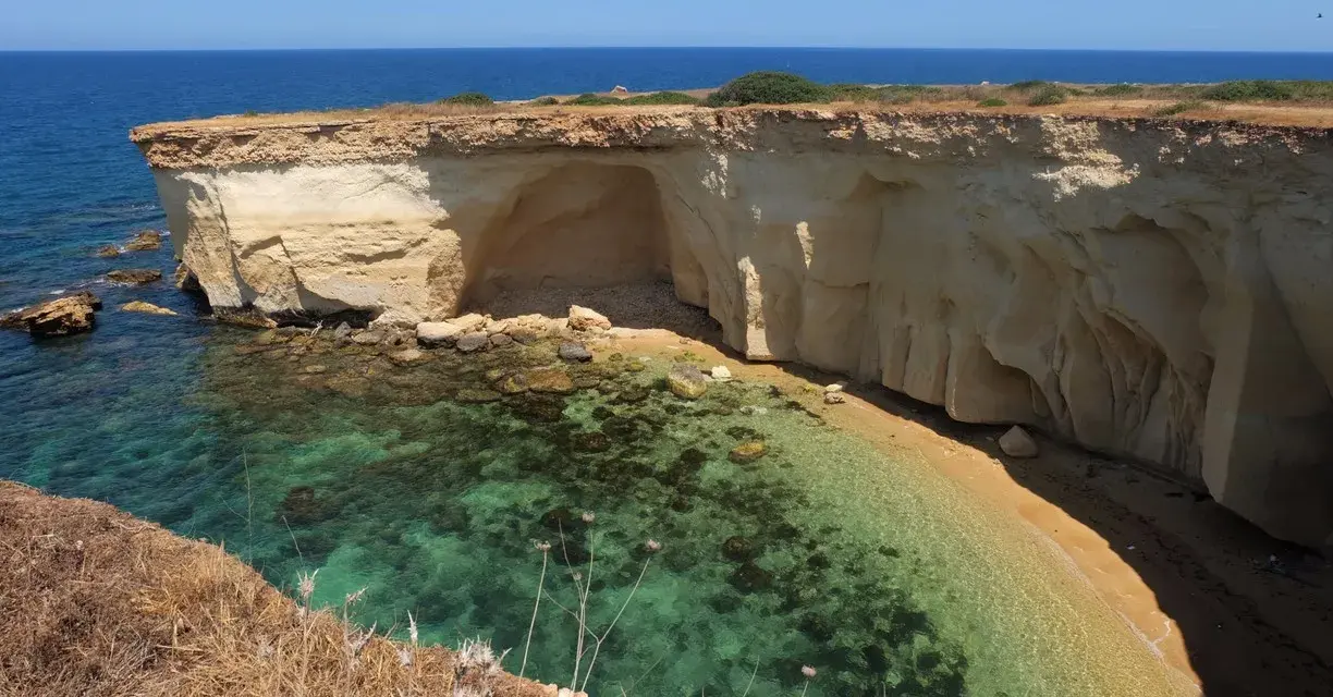 La spiaggia della Pillirina, con le sue acque cristalline e le suggestive grotte scavate nella roccia calcarea, offre uno scenario naturale mozzafiato.