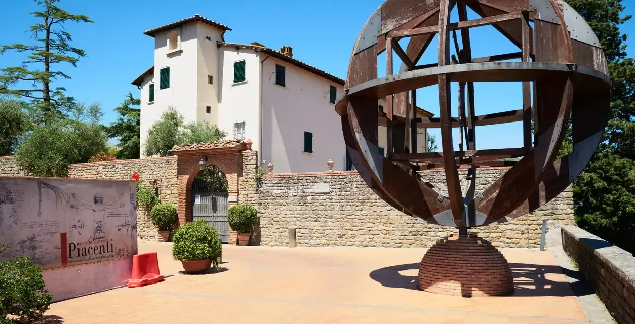 Un'installazione ispirata a Leonardo da Vinci, con un grande modello di macchina e un pannello esplicativo, tra le cose da vedere a Vinci.