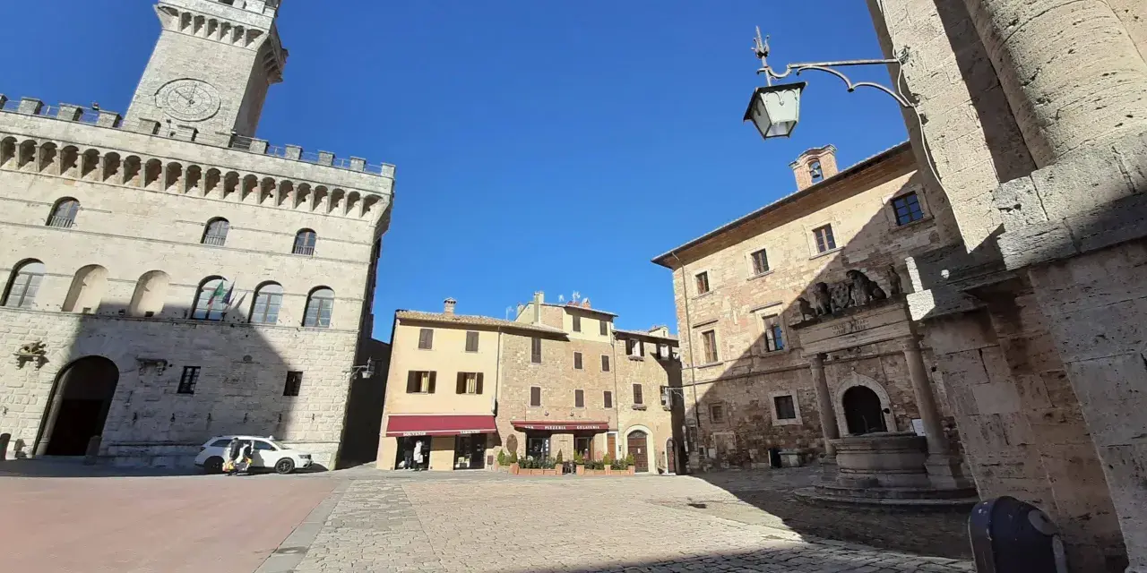 La piazza grande di Montepulciano, con il suo imponente palazzo comunale e la torre dell'orologio, invita a una passeggiata tra botteghe e caffè.