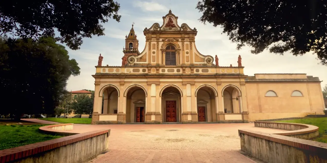 La facciata imponente della Collegiata di Santa Maria Assunta a Castelfiorentino, cosa vedere in questo gioiello toscano.