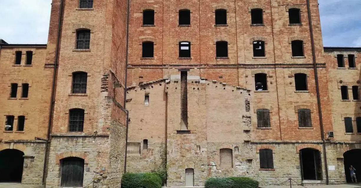 La risiera di San Sabba, un imponente edificio in mattoni con finestre vuote, testimonia un passato di sofferenza.