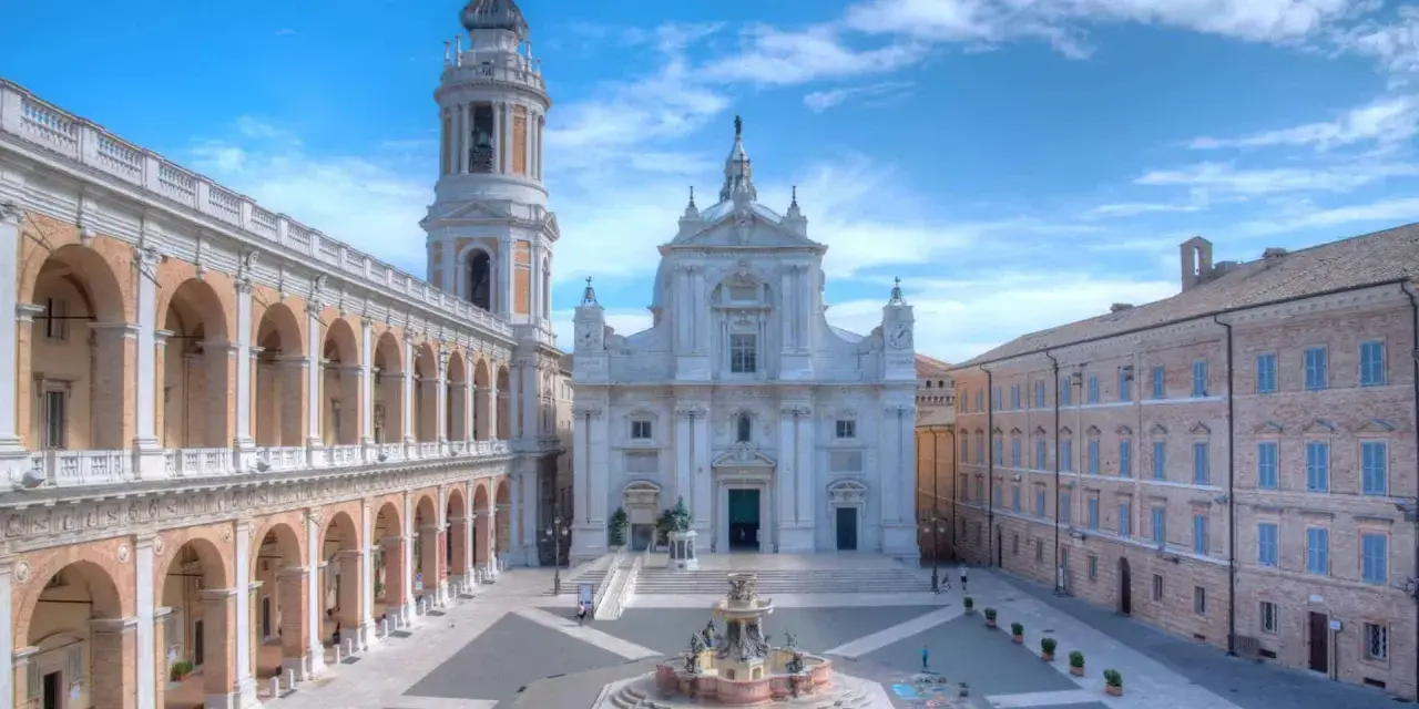 Piazza del Santuario di Loreto, con la Basilica e il Palazzo Apostolico. Un luogo di fede e arte, meta di pellegrinaggi alla Madonna di Loreto.