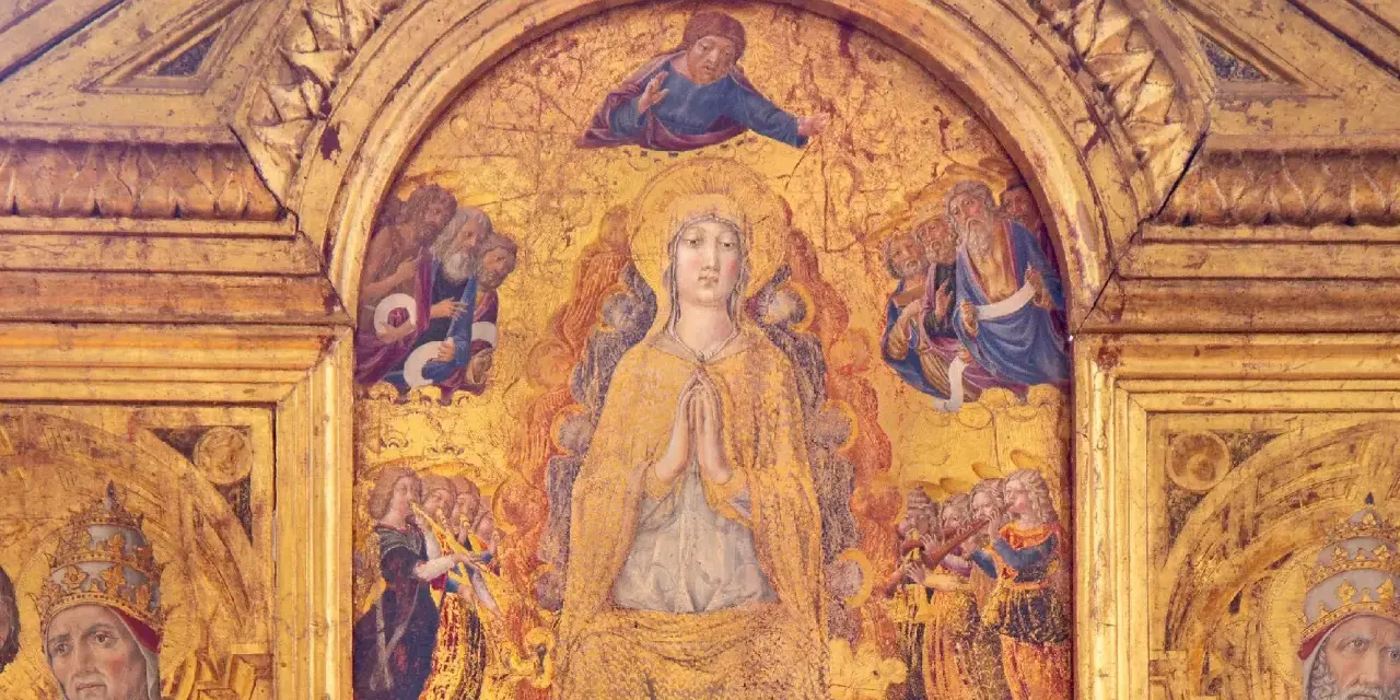 Dettaglio dorato del Duomo di Pienza: la Vergine in preghiera, circondata da santi e angeli musicanti, sotto un Cristo benedicente.