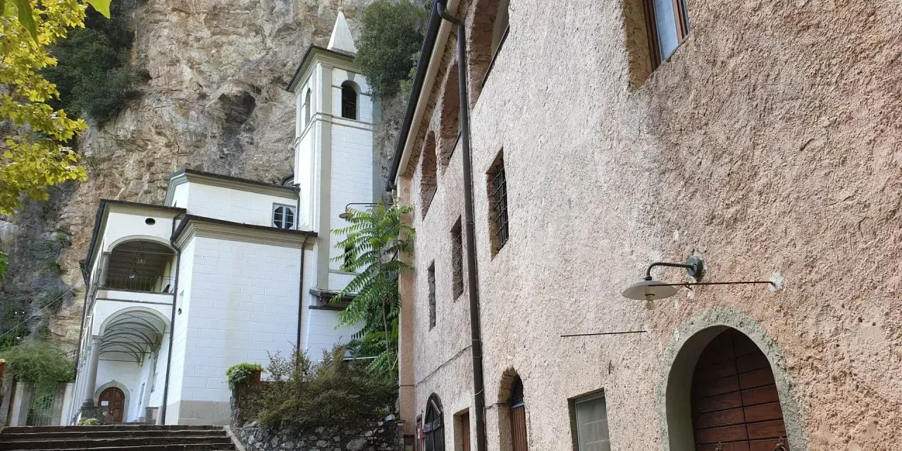 L'eremo di Calomini, incastonato nella roccia, con la sua torre campanaria bianca e gli edifici in pietra, invita alla contemplazione.