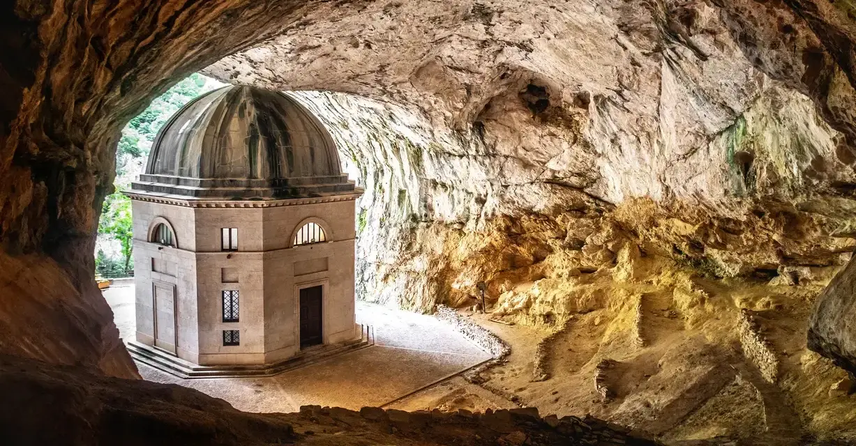 Il **Tempio del Valadier**, un'architettura neoclassica con cupola, sorge maestoso all'interno di una grotta naturale, creando un contrasto suggestivo tra natura e opera umana.