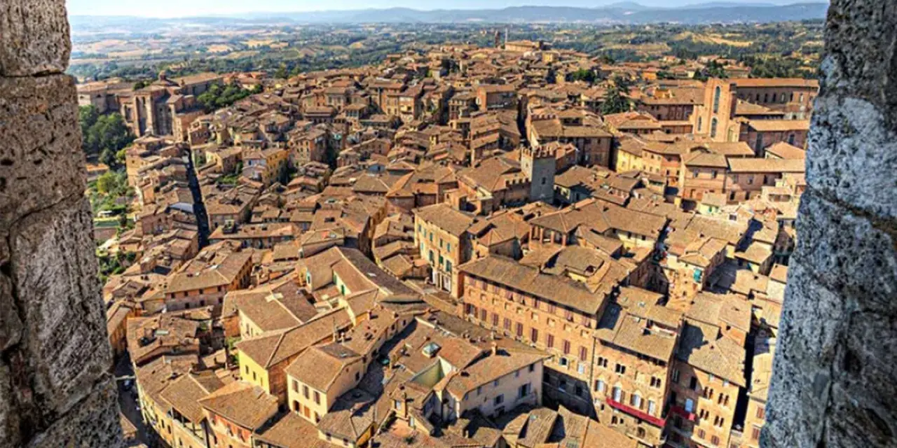 Vista dall'alto di Siena, con la Torre del Mangia che domina il panorama, evocando la sua leggenda.