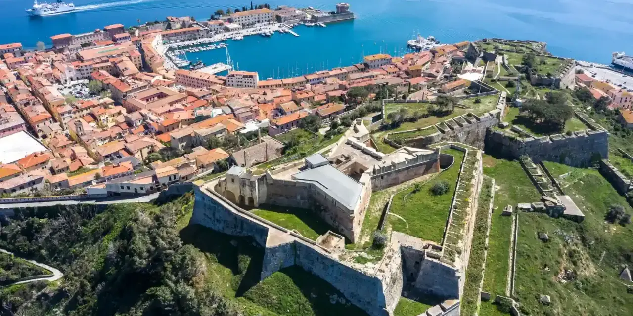 Fortezza del Volterraio, un luogo imperdibile tra le cose da vedere all'Isola d'Elba, domina il golfo con la sua storia millenaria.