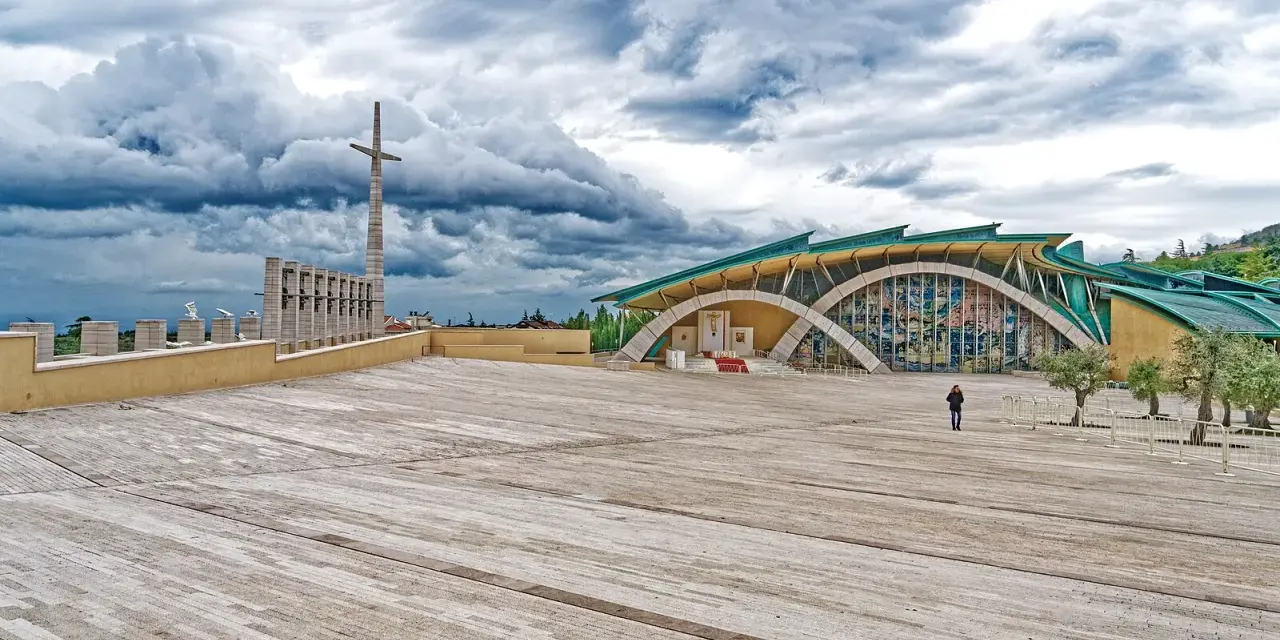 Santuario di San Pio da Pietrelcina, dove si trova Padre Pio, con la sua architettura moderna e il grande piazzale.