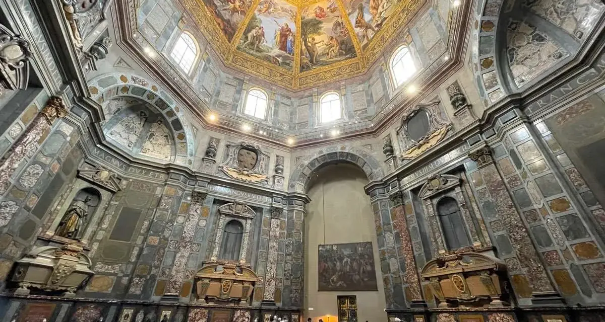 Interno delle Cappelle Medicee a Firenze, con la cupola affrescata e le tombe monumentali.