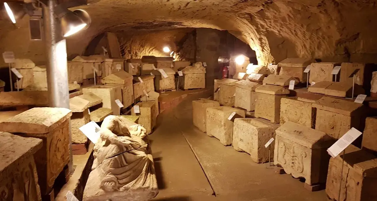 Antiche urne e sarcofagi etruschi, testimoni silenziosi del passato, esposti nel suggestivo ipogeo del Duomo di Chiusi.